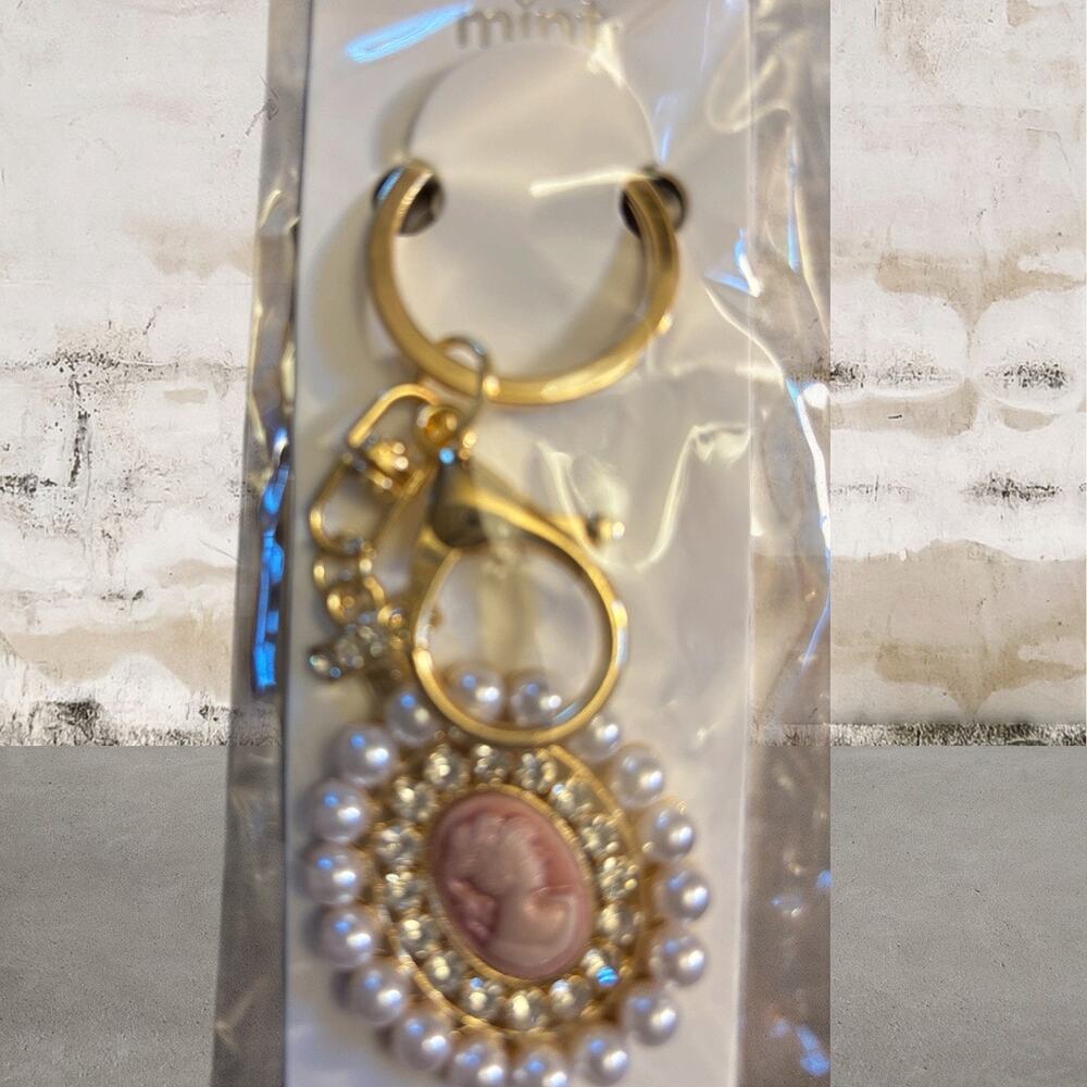 Mint Portrait Surrounded by Faux Pearls and Rhinestones Keychain Bag Charm NEW - Picture 5 of 7